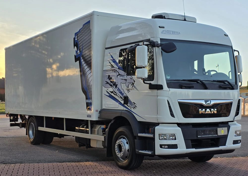Camión caja cerrada MAN TGM 15.290 / TGL / KONTENER / IZOTERMA / WINDA / KLIMA POSTOJOWA / 2019R / EURO 6 / PEŁEN SERWIS / 8200KG ŁADOWNOŚĆ / SPROWADZONY / ZADBANY / JAK NOWY / KSIĄŻKA SERWISOWA / E6 / 18 PALET: foto 9 Camión caja cerrada MAN TGM 15.290 / TGL / KONTENER / IZOTERMA / WINDA / KLIMA POSTOJOWA / 2019R / EURO 6 / PEŁEN SERWIS / 8200KG ŁADOWNOŚĆ / SPROWADZONY / ZADBANY / JAK NOWY / KSIĄŻKA SERWISOWA / E6 / 18 PALET: foto 9