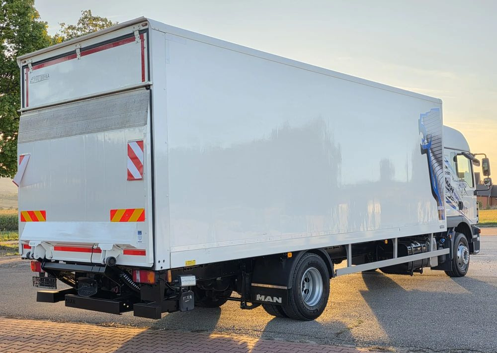 MAN TGM 15.290 / TGL / KONTENER / IZOTERMA / WINDA / KLIMA POSTOJOWA / 2019R / EURO 6 / PEŁEN SERWIS / 8200KG ŁADOWNOŚĆ / SPROWADZONY / ZADBANY / JAK NOWY / KSIĄŻKA SERWISOWA / E6 / 18 PALET - Camión caja cerrada: foto 4 MAN TGM 15.290 / TGL / KONTENER / IZOTERMA / WINDA / KLIMA POSTOJOWA / 2019R / EURO 6 / PEŁEN SERWIS / 8200KG ŁADOWNOŚĆ / SPROWADZONY / ZADBANY / JAK NOWY / KSIĄŻKA SERWISOWA / E6 / 18 PALET - Camión caja cerrada: foto 4
