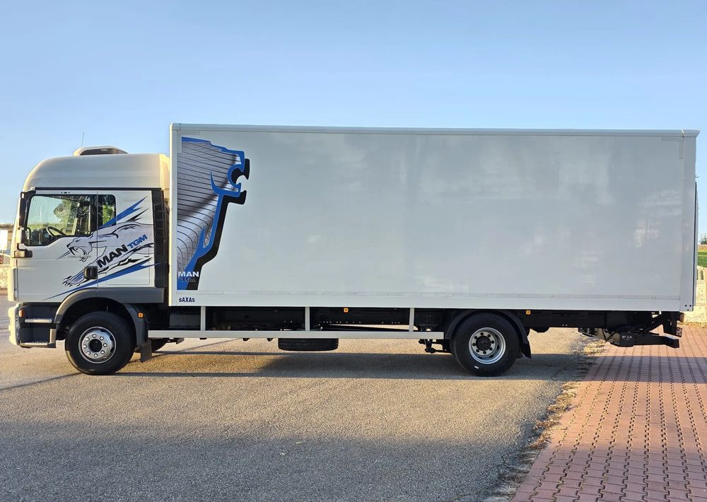 Camión caja cerrada MAN TGM 15.290 / TGL / KONTENER / IZOTERMA / WINDA / KLIMA POSTOJOWA / 2019R / EURO 6 / PEŁEN SERWIS / 8200KG ŁADOWNOŚĆ / SPROWADZONY / ZADBANY / JAK NOWY / KSIĄŻKA SERWISOWA / E6 / 18 PALET: foto 11 Camión caja cerrada MAN TGM 15.290 / TGL / KONTENER / IZOTERMA / WINDA / KLIMA POSTOJOWA / 2019R / EURO 6 / PEŁEN SERWIS / 8200KG ŁADOWNOŚĆ / SPROWADZONY / ZADBANY / JAK NOWY / KSIĄŻKA SERWISOWA / E6 / 18 PALET: foto 11