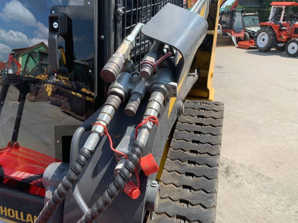 Minicargadora New Holland C327: foto 9