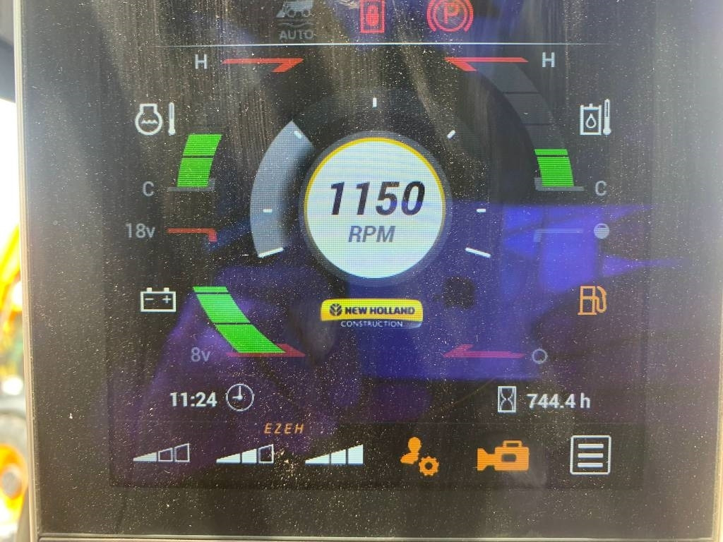 Minicargadora New Holland C327: foto 13