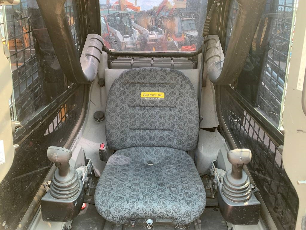 Minicargadora New Holland C327: foto 11