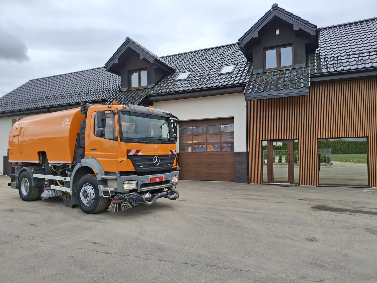 MERCEDES-BENZ Axor 1823 Zamiatarka Kehrmaschine BUCHER 2 Motoren Szczotki L/R Sweeper - Barredora vial: foto 1 MERCEDES-BENZ Axor 1823 Zamiatarka Kehrmaschine BUCHER 2 Motoren Szczotki L/R Sweeper - Barredora vial: foto 1