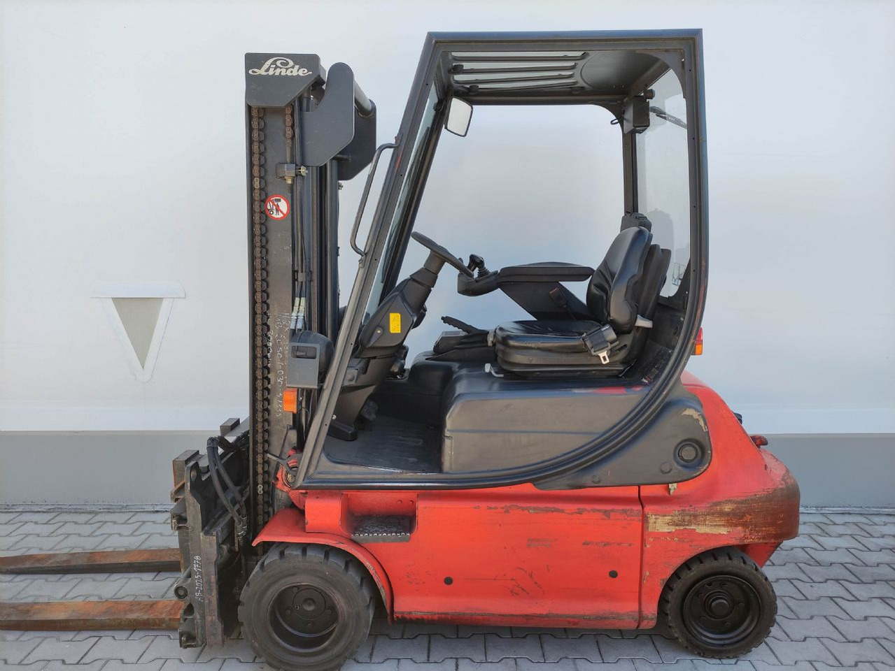 Linde E20P-02-335 - Carretilla elevadora eléctrica: foto 1 Linde E20P-02-335 - Carretilla elevadora eléctrica: foto 1