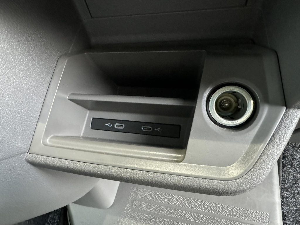 Foto del interior 2: Furgón Volkswagen Crafter-30 2.0 TDI L3H3 Highline Carplay DAB Cruise Verwarmde voorruit Trekhaak Lat om Lat