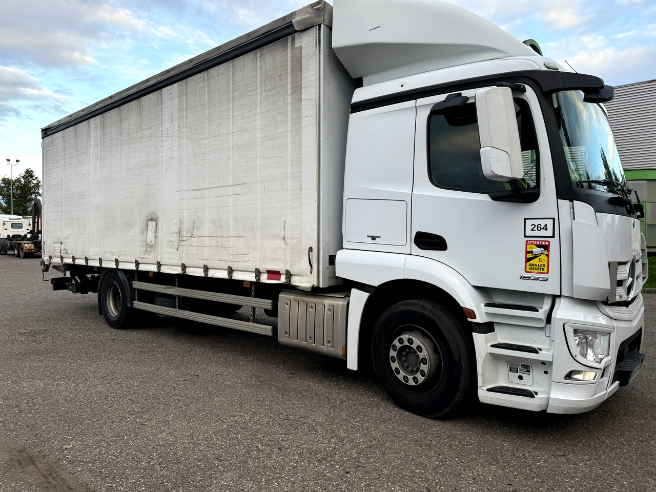 MERCEDES-BENZ ACTROS 1833 - Camión lona: foto 2 MERCEDES-BENZ ACTROS 1833 - Camión lona: foto 2