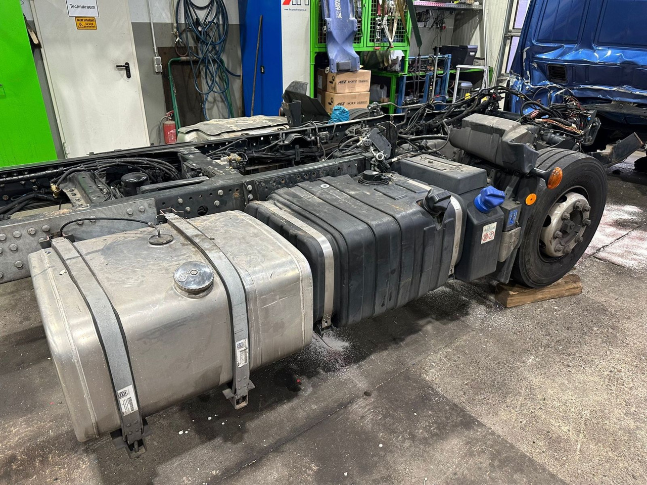 Iveco 110EL25 Unfallchassis ohne Motor/Getriebe - Camión chasis: foto 2 Iveco 110EL25 Unfallchassis ohne Motor/Getriebe - Camión chasis: foto 2