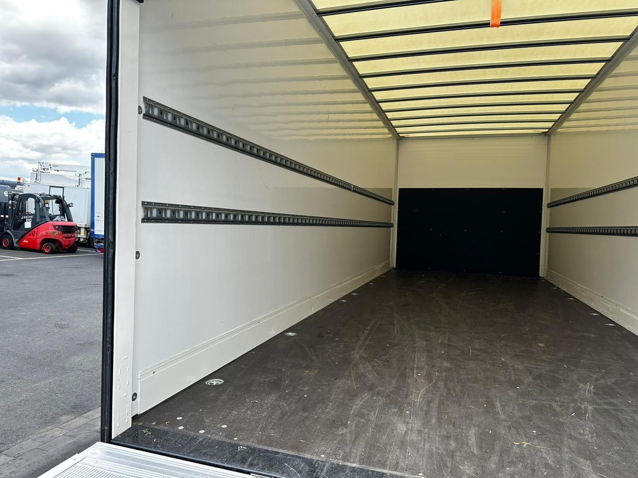 MAN TGL 12.250 /Ladebordwand/Automatik/Ahk - Camión caja cerrada: foto 4 MAN TGL 12.250 /Ladebordwand/Automatik/Ahk - Camión caja cerrada: foto 4