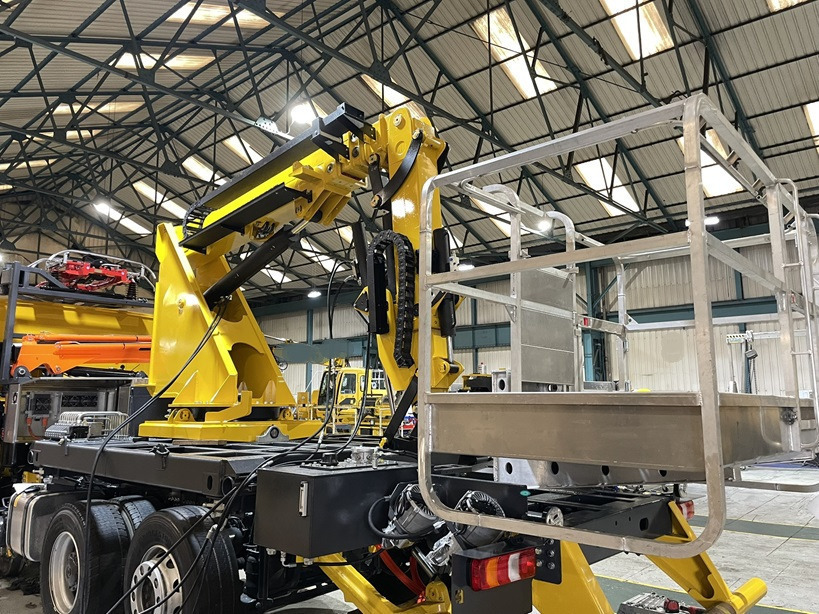 Inbiuro Mercedes Econic - Camión con plataforma elevadora: foto 1 Inbiuro Mercedes Econic - Camión con plataforma elevadora: foto 1