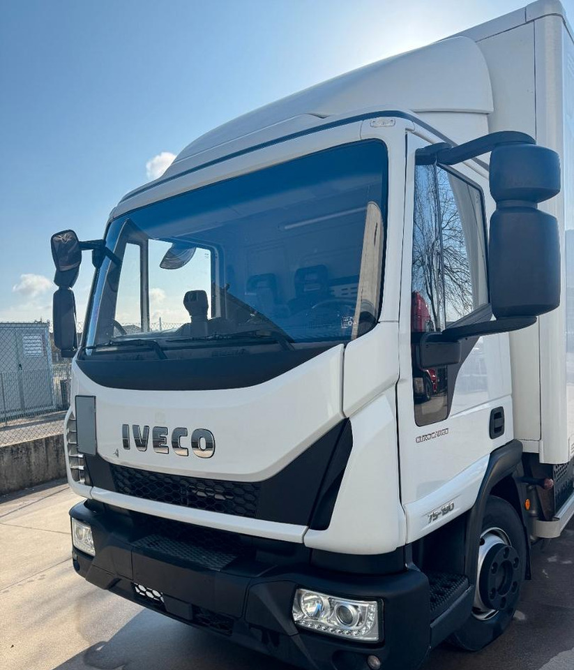 Eurocargo furgone e sponda - Camión caja cerrada: foto 1 Eurocargo furgone e sponda - Camión caja cerrada: foto 1