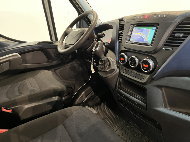 Iveco Daily 35S18D 3.0 375 Automaat Open Laadbak / Hiab Kraan / Euro 6 / Trekhaak 3500 KG / Airco / Camera / Navigatie / 3-Zits / 67.000 KM !! - Furgoneta caja abierta: foto 3 Iveco Daily 35S18D 3.0 375 Automaat Open Laadbak / Hiab Kraan / Euro 6 / Trekhaak 3500 KG / Airco / Camera / Navigatie / 3-Zits / 67.000 KM !! - Furgoneta caja abierta: foto 3