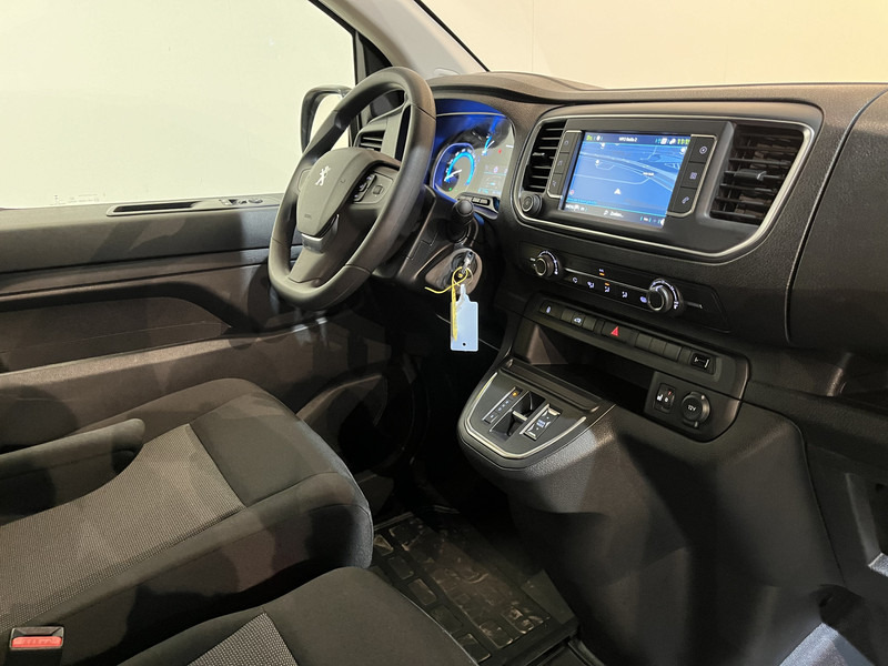 Peugeot e-Expert EV L2 75 kWh Servicebus / Inrichting / 100% Elektrisch / Airco / 220V. / Trekhaak / Camera / Cruise Control / Navigatie / CarPlay / 3-Zits / 1.900 KM !! - Furgoneta pequeña, Furgoneta eléctrica: foto 3 Peugeot e-Expert EV L2 75 kWh Servicebus / Inrichting / 100% Elektrisch / Airco / 220V. / Trekhaak / Camera / Cruise Control / Navigatie / CarPlay / 3-Zits / 1.900 KM !! - Furgoneta pequeña, Furgoneta eléctrica: foto 3