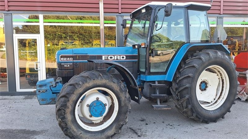 Ford 8240 - Tractor: foto 1 Ford 8240 - Tractor: foto 1
