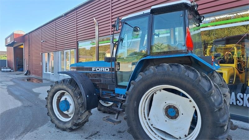 Ford 8240 - Tractor: foto 2 Ford 8240 - Tractor: foto 2
