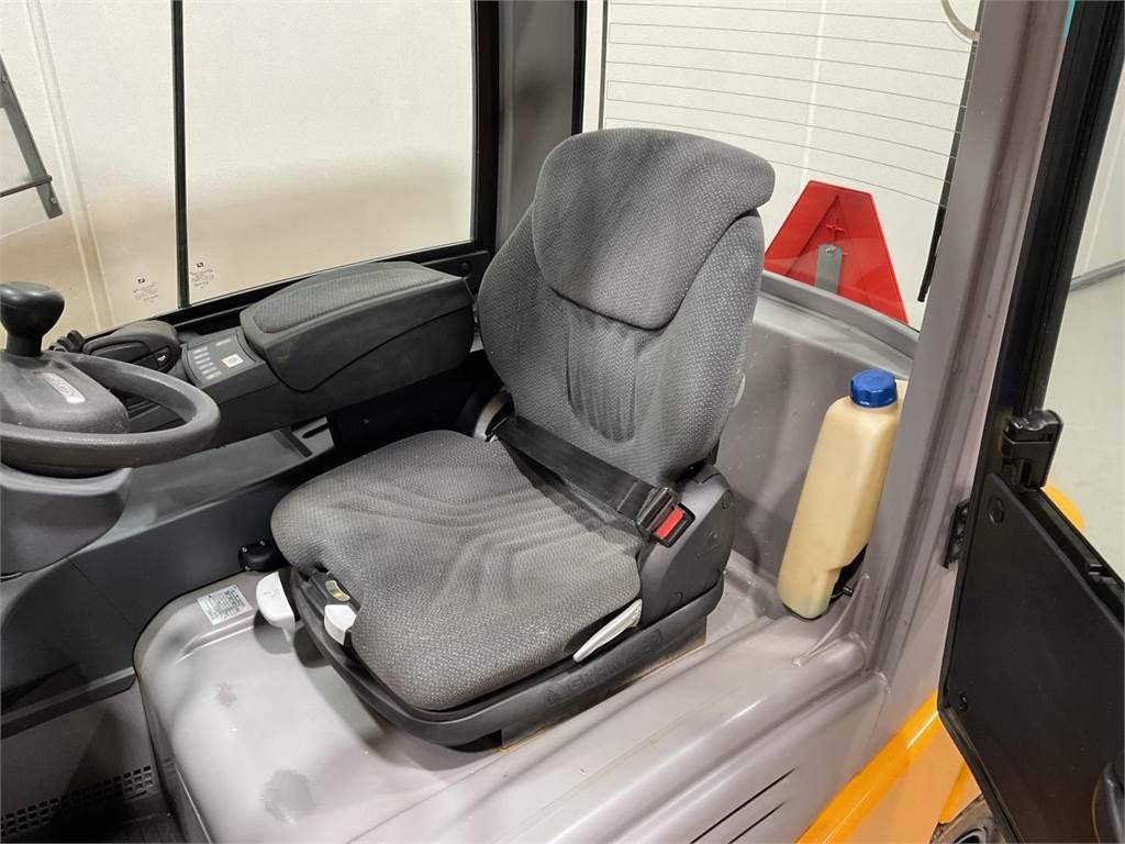 Jungheinrich EFG 320 - Carretilla elevadora eléctrica: foto 5 Jungheinrich EFG 320 - Carretilla elevadora eléctrica: foto 5