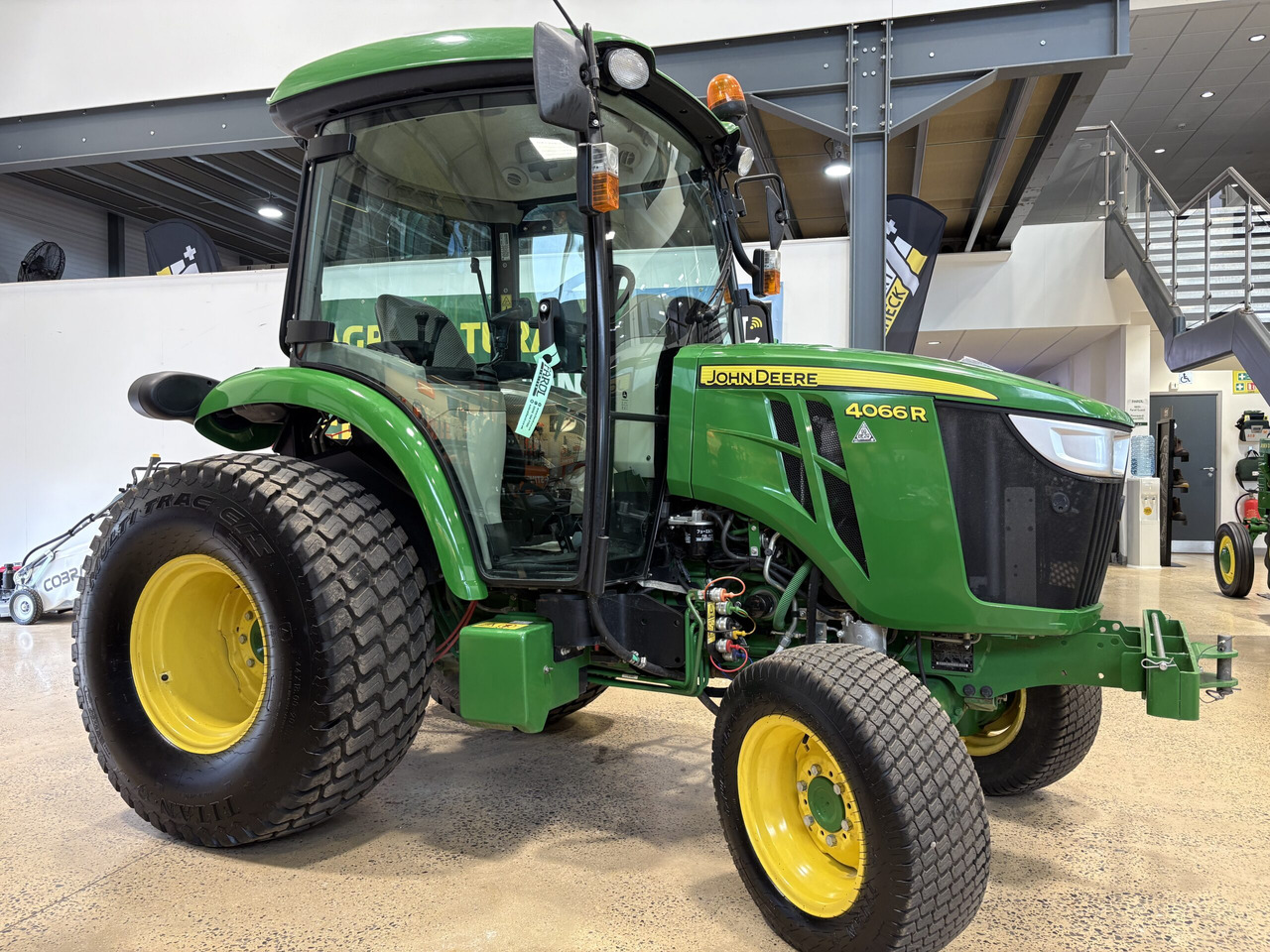 John Deere 4066R Compact Tractor - Mini tractor: foto 1 John Deere 4066R Compact Tractor - Mini tractor: foto 1