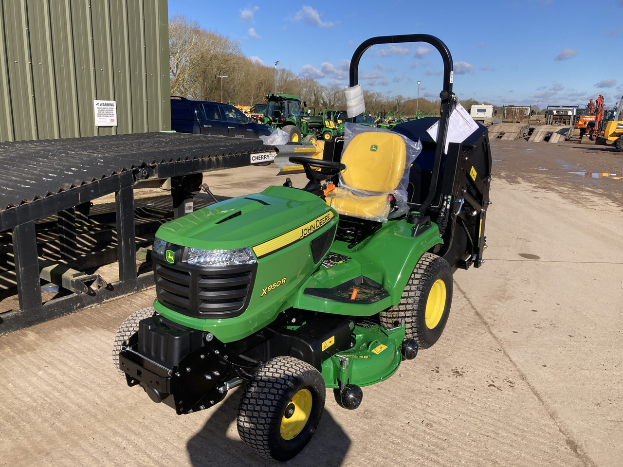 Cortacésped nuevo John Deere X950R ride on cut and collect mower: foto 1