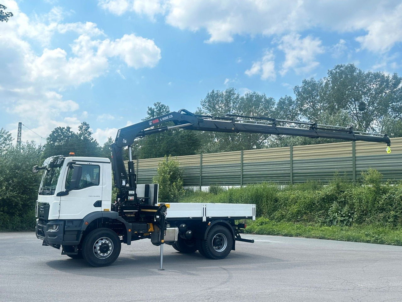 MAN TGM 18.320 4x4 Euro 6e Pritsche Hiab 228-4 Kran - Camión grúa: foto 2 MAN TGM 18.320 4x4 Euro 6e Pritsche Hiab 228-4 Kran - Camión grúa: foto 2