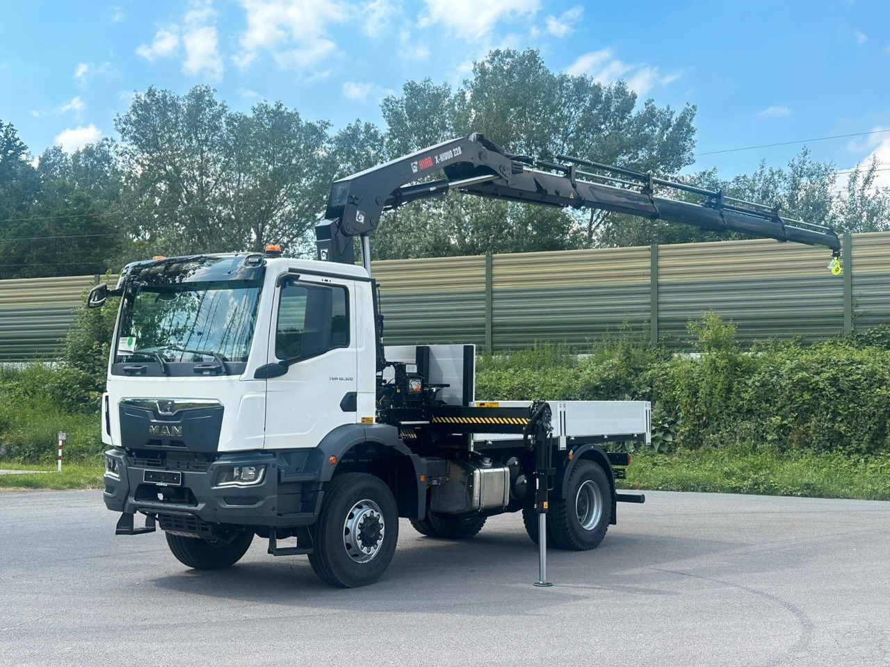 MAN TGM 18.320 4x4 Euro 6e Pritsche Hiab 228-4 Kran - Camión grúa: foto 1 MAN TGM 18.320 4x4 Euro 6e Pritsche Hiab 228-4 Kran - Camión grúa: foto 1