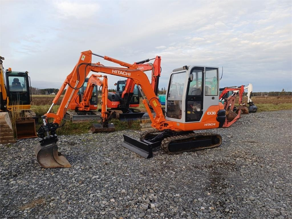 Hitachi EX30 Kallistuvalla liittimellä - Miniexcavadora: foto 1 Hitachi EX30 Kallistuvalla liittimellä - Miniexcavadora: foto 1