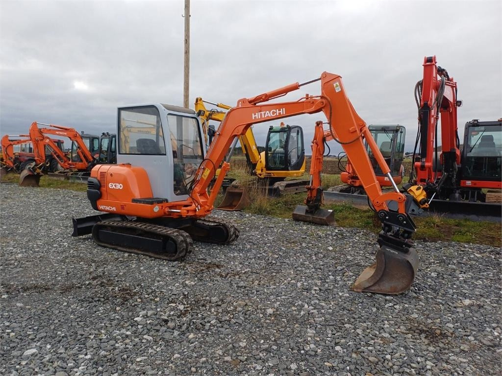 Hitachi EX30 Kallistuvalla liittimellä - Miniexcavadora: foto 4 Hitachi EX30 Kallistuvalla liittimellä - Miniexcavadora: foto 4