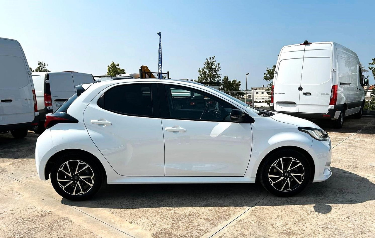 Toyota Yaris 1.5 Hybrid 5 porte Lounge - Sedan: foto 4 Toyota Yaris 1.5 Hybrid 5 porte Lounge - Sedan: foto 4