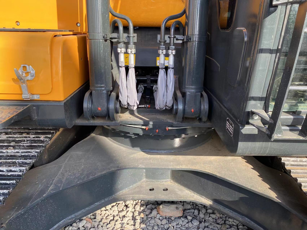 HYUNDAI R220-9S - Excavadora de cadenas: foto 2 HYUNDAI R220-9S - Excavadora de cadenas: foto 2