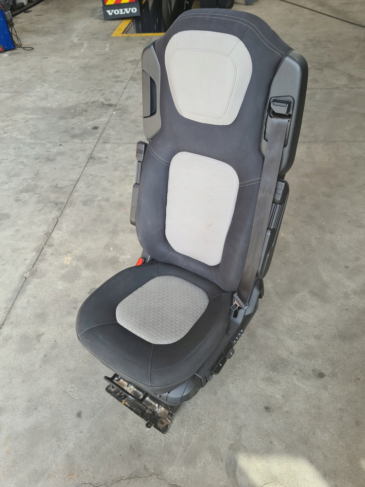 FORD FOTEL PNEUMATYCZY LEWY SIEDZENIE KIEROWCY FORD F-MAX 500 TRUCKS EURO 6 - Asiento para Camión: foto 2 FORD FOTEL PNEUMATYCZY LEWY SIEDZENIE KIEROWCY FORD F-MAX 500 TRUCKS EURO 6 - Asiento para Camión: foto 2