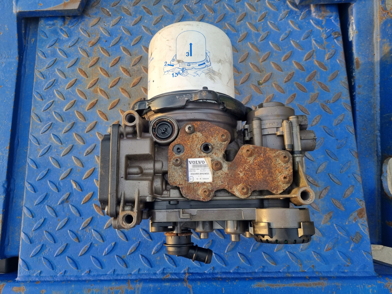 KNORR-BREMSE ZAWÓR OSUSZACZ POWIETRZA APM VOLVO FH 4 FM 4 FMX 4 EURO 6 - Piezas de freno para Camión: foto 1 KNORR-BREMSE ZAWÓR OSUSZACZ POWIETRZA APM VOLVO FH 4 FM 4 FMX 4 EURO 6 - Piezas de freno para Camión: foto 1