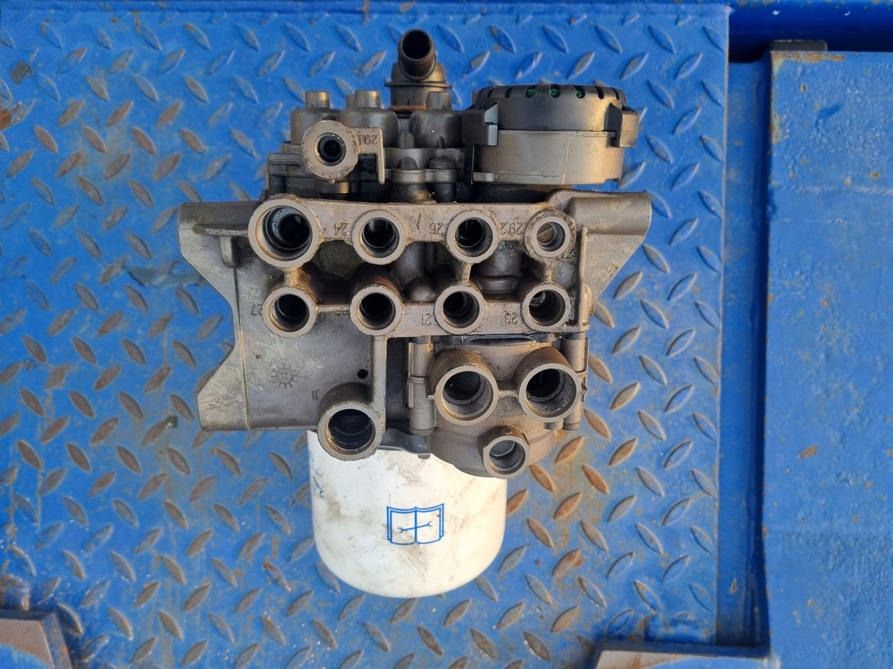 KNORR-BREMSE ZAWÓR OSUSZACZ POWIETRZA APM VOLVO FH 4 FM 4 FMX 4 EURO 6 - Piezas de freno para Camión: foto 4 KNORR-BREMSE ZAWÓR OSUSZACZ POWIETRZA APM VOLVO FH 4 FM 4 FMX 4 EURO 6 - Piezas de freno para Camión: foto 4