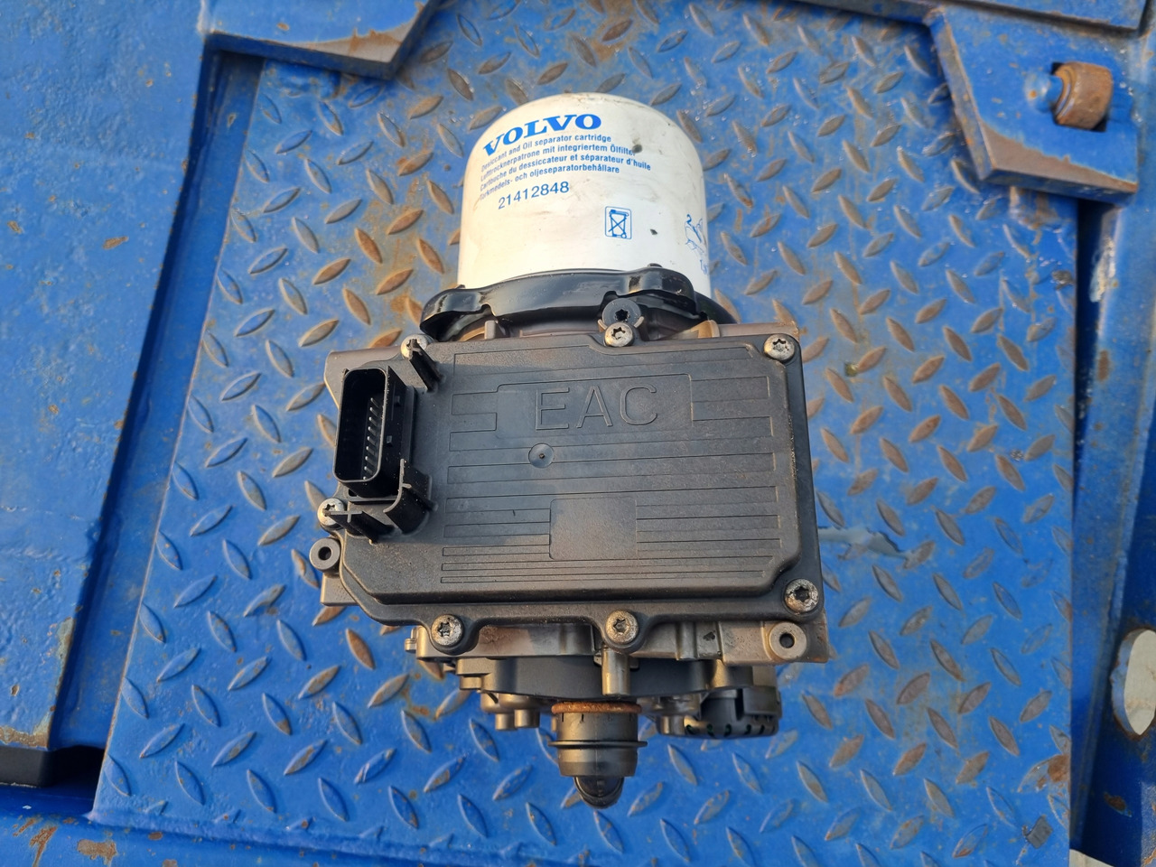 KNORR-BREMSE ZAWÓR OSUSZACZ POWIETRZA APM VOLVO FH 4 FM 4 FMX 4 EURO 6 - Piezas de freno para Camión: foto 2 KNORR-BREMSE ZAWÓR OSUSZACZ POWIETRZA APM VOLVO FH 4 FM 4 FMX 4 EURO 6 - Piezas de freno para Camión: foto 2