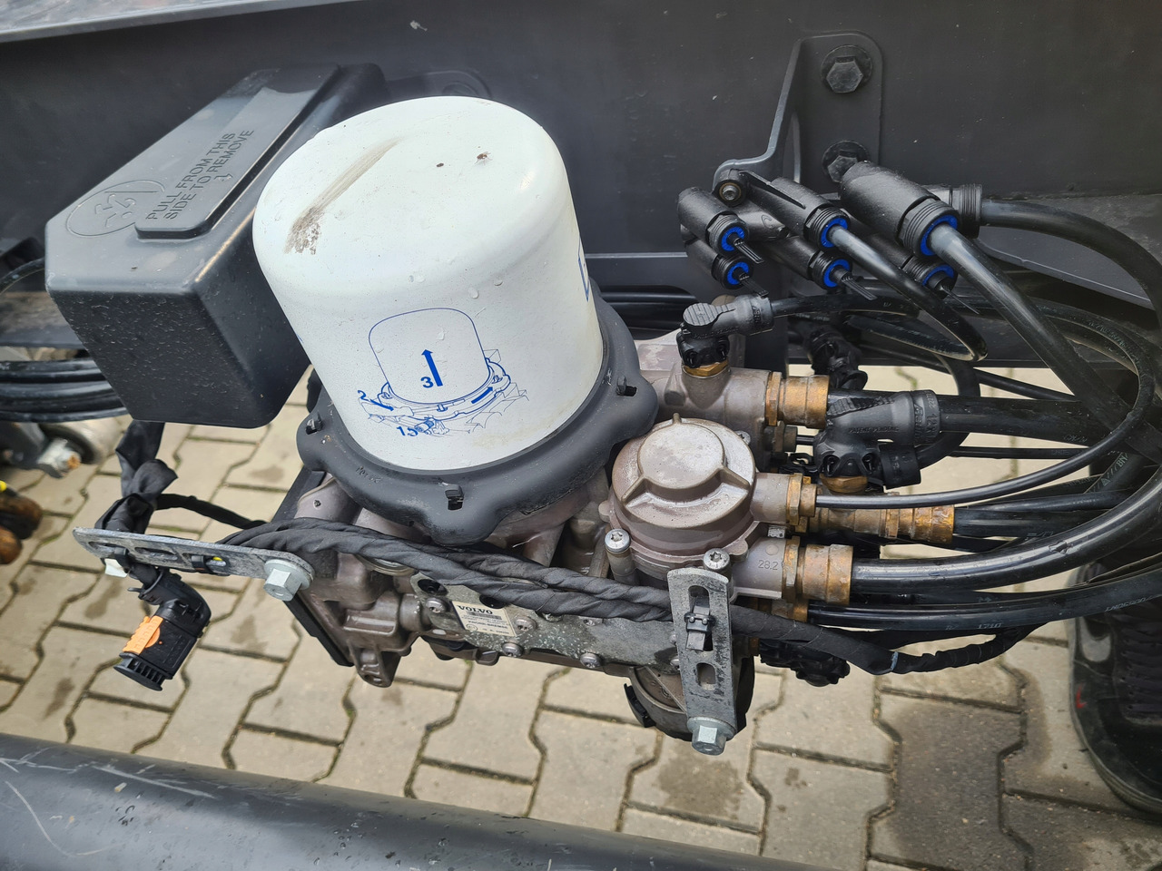 KNORR-BREMSE ZAWÓR OSUSZACZ POWIETRZA APM VOLVO FH 5 FM 5 EURO 6 - Piezas de freno para Camión: foto 1 KNORR-BREMSE ZAWÓR OSUSZACZ POWIETRZA APM VOLVO FH 5 FM 5 EURO 6 - Piezas de freno para Camión: foto 1