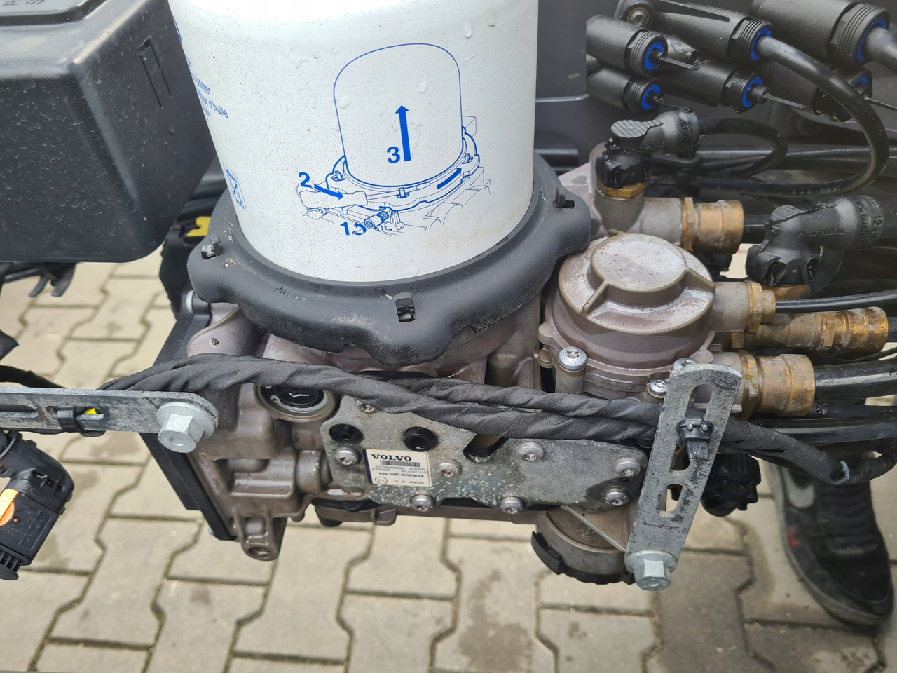 KNORR-BREMSE ZAWÓR OSUSZACZ POWIETRZA APM VOLVO FH 5 FM 5 EURO 6 - Piezas de freno para Camión: foto 2 KNORR-BREMSE ZAWÓR OSUSZACZ POWIETRZA APM VOLVO FH 5 FM 5 EURO 6 - Piezas de freno para Camión: foto 2