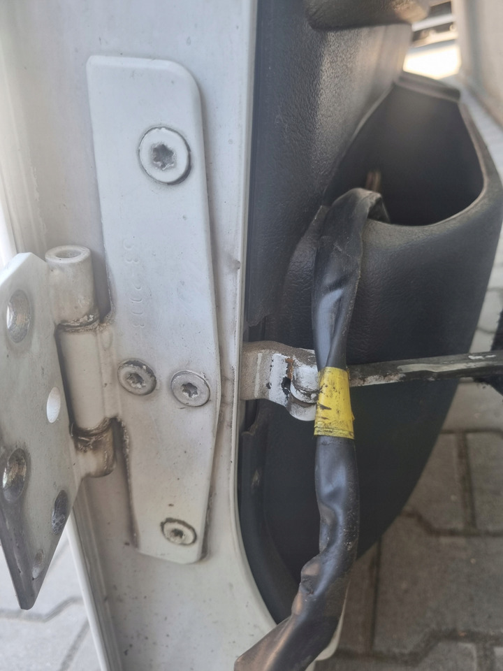 RENAULT DRZWI PRAWE KOMPLETNE RENAULT MAGNUM DXI 13 LIFT VEGA - Puerta y piezas para Camión: foto 4 RENAULT DRZWI PRAWE KOMPLETNE RENAULT MAGNUM DXI 13 LIFT VEGA - Puerta y piezas para Camión: foto 4