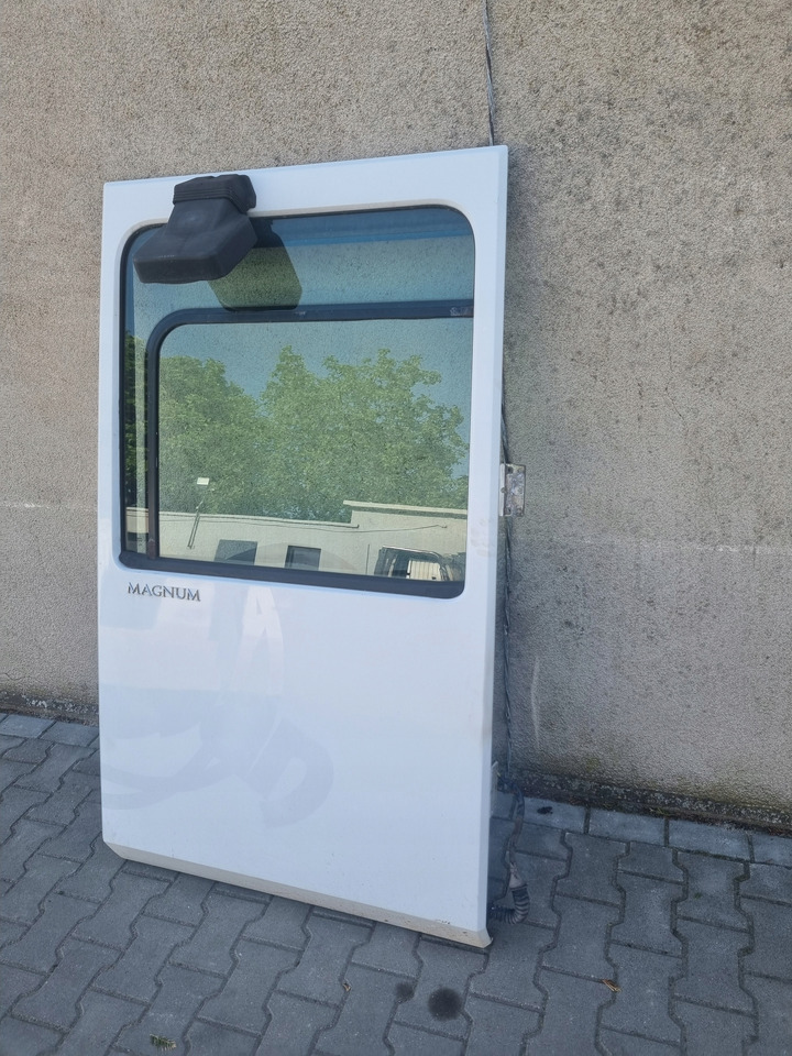 RENAULT DRZWI PRAWE KOMPLETNE RENAULT MAGNUM DXI 13 LIFT VEGA - Puerta y piezas para Camión: foto 2 RENAULT DRZWI PRAWE KOMPLETNE RENAULT MAGNUM DXI 13 LIFT VEGA - Puerta y piezas para Camión: foto 2