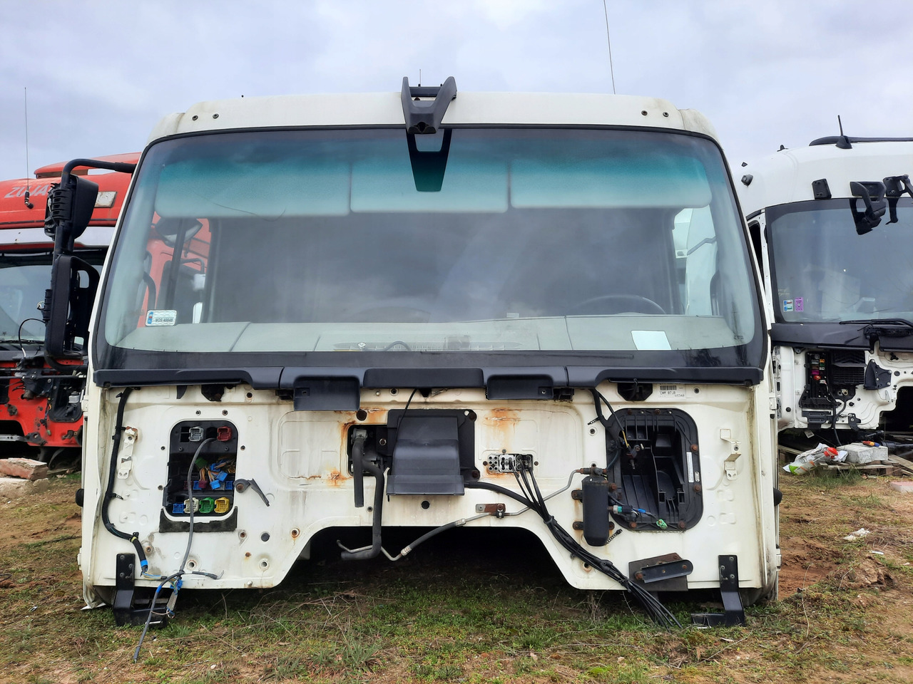 RENAULT KABINA NISKA RENAULT PREMIUM 460 DXI AUTOMAT LIFT - Cabina para Camión: foto 2 RENAULT KABINA NISKA RENAULT PREMIUM 460 DXI AUTOMAT LIFT - Cabina para Camión: foto 2