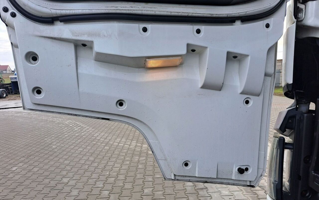 Renault GAMA T RANGE HIGH - Puerta y piezas para Camión: foto 1 Renault GAMA T RANGE HIGH - Puerta y piezas para Camión: foto 1