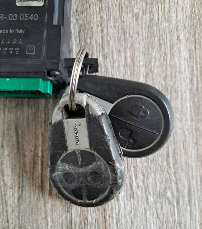 STEROWNIK CENTRALNEGO ZAMKA Z DWOMA PILOTAMI Volvo 21465355 Volvo FH FM FE FL - Sistema eléctrico para Camión: foto 1 STEROWNIK CENTRALNEGO ZAMKA Z DWOMA PILOTAMI Volvo 21465355 Volvo FH FM FE FL - Sistema eléctrico para Camión: foto 1