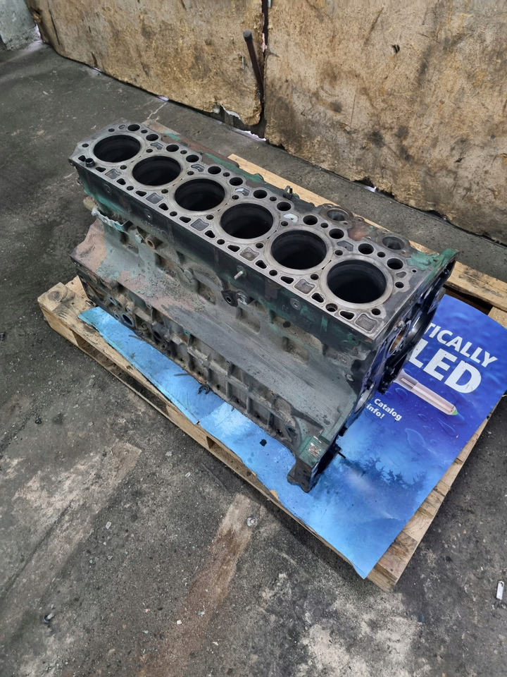 VOLVO BLOK SILNIKA GOŁY SŁUPEK VOLVO FL FE RENAULT PREMIUM MIDLUM DXI 7 D7F - Bloque de cilindros para Camión: foto 2 VOLVO BLOK SILNIKA GOŁY SŁUPEK VOLVO FL FE RENAULT PREMIUM MIDLUM DXI 7 D7F - Bloque de cilindros para Camión: foto 2
