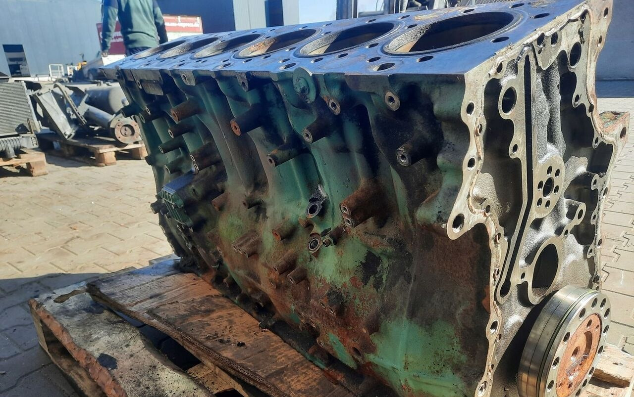 VOLVO BLOK Z WAŁEM I TŁOKAMI D13*399578* K1 Volvo FH 4 - Bloque de cilindros para Camión: foto 2 VOLVO BLOK Z WAŁEM I TŁOKAMI D13*399578* K1 Volvo FH 4 - Bloque de cilindros para Camión: foto 2