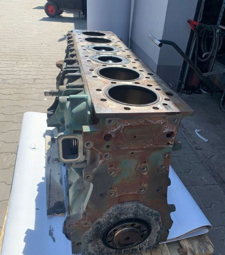 VOLVO BLOK Z WAŁEM I TŁOKAMI D13*483103* K2 Volvo FH 4 - Bloque de cilindros para Camión: foto 4 VOLVO BLOK Z WAŁEM I TŁOKAMI D13*483103* K2 Volvo FH 4 - Bloque de cilindros para Camión: foto 4