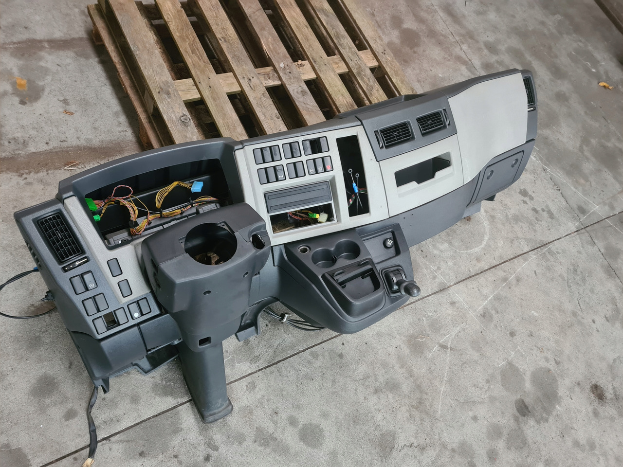 VOLVO KONSOLA DESKA ROZDZIELCZA PRZEKŁADKA ANGLIKA VOLVO FL EURO 5 - Salpicadero para Camión: foto 2 VOLVO KONSOLA DESKA ROZDZIELCZA PRZEKŁADKA ANGLIKA VOLVO FL EURO 5 - Salpicadero para Camión: foto 2