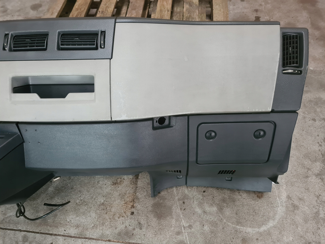 VOLVO KONSOLA DESKA ROZDZIELCZA PRZEKŁADKA ANGLIKA VOLVO FL EURO 5 - Salpicadero para Camión: foto 5 VOLVO KONSOLA DESKA ROZDZIELCZA PRZEKŁADKA ANGLIKA VOLVO FL EURO 5 - Salpicadero para Camión: foto 5