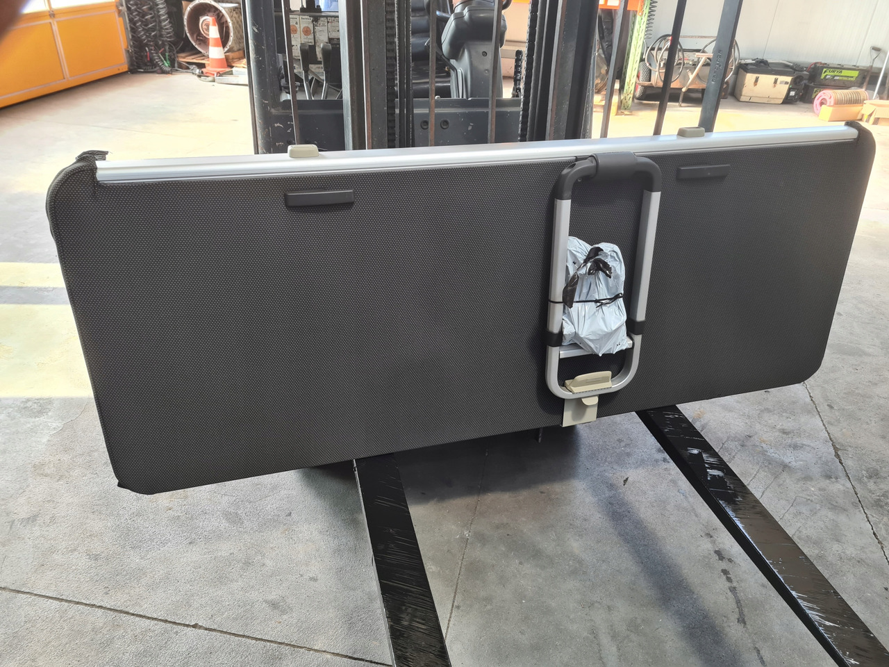 VOLVO ŁÓŻKO KOMPLETNE GÓRNE LEŻANKA MOCOWANIA - Asiento para Camión: foto 5 VOLVO ŁÓŻKO KOMPLETNE GÓRNE LEŻANKA MOCOWANIA - Asiento para Camión: foto 5