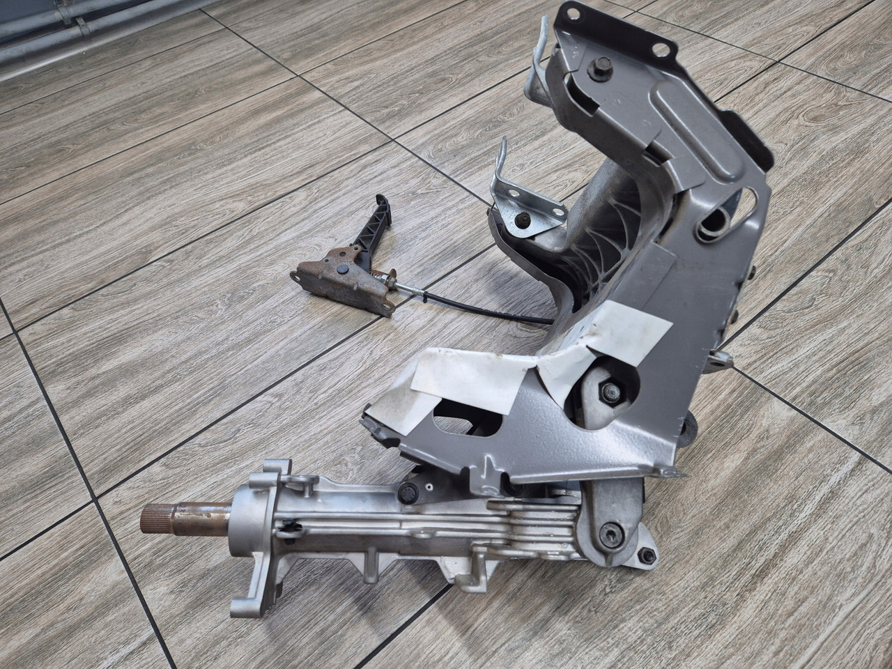 VOLVO MECHANIZM REGULACJI KIEROWNICY KOLUMNA VOLVO FH 4 FH 5 - Cabina e interior para Camión: foto 3 VOLVO MECHANIZM REGULACJI KIEROWNICY KOLUMNA VOLVO FH 4 FH 5 - Cabina e interior para Camión: foto 3