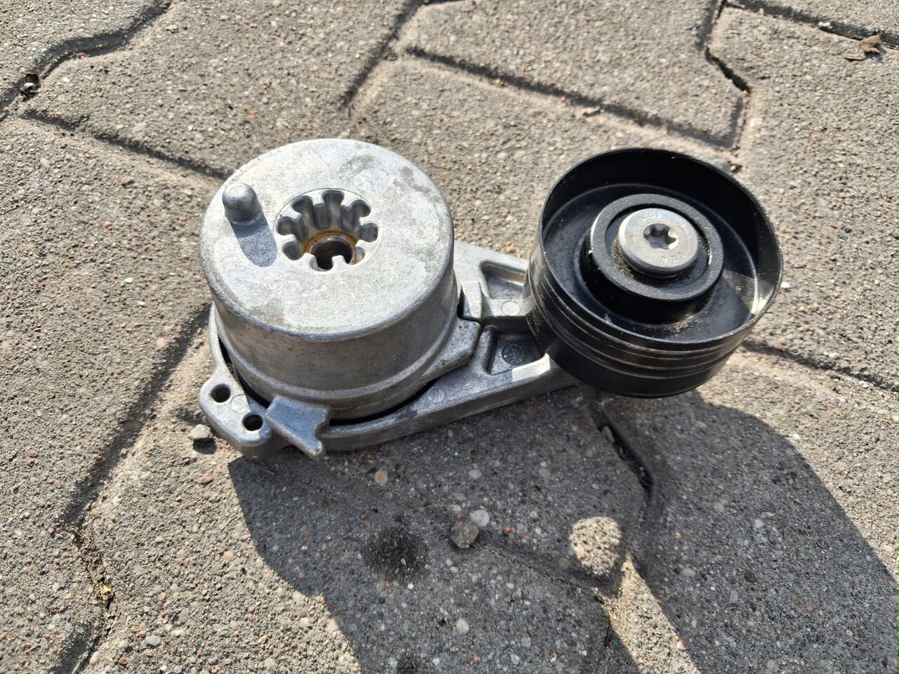 VOLVO ROLKA NAPINACZ PASKA ALTERNATORA RENAULT RANGE GAMA T VOLVO FH 4 5 - Motor y piezas para Camión: foto 1 VOLVO ROLKA NAPINACZ PASKA ALTERNATORA RENAULT RANGE GAMA T VOLVO FH 4 5 - Motor y piezas para Camión: foto 1