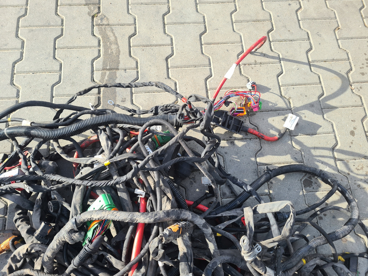 VOLVO WIĄZKA INSTALACJA RAMY VOLVO FH 5 I-SAVE 4x2 2022 ROK - Cables/ Alambres para Camión: foto 3 VOLVO WIĄZKA INSTALACJA RAMY VOLVO FH 5 I-SAVE 4x2 2022 ROK - Cables/ Alambres para Camión: foto 3