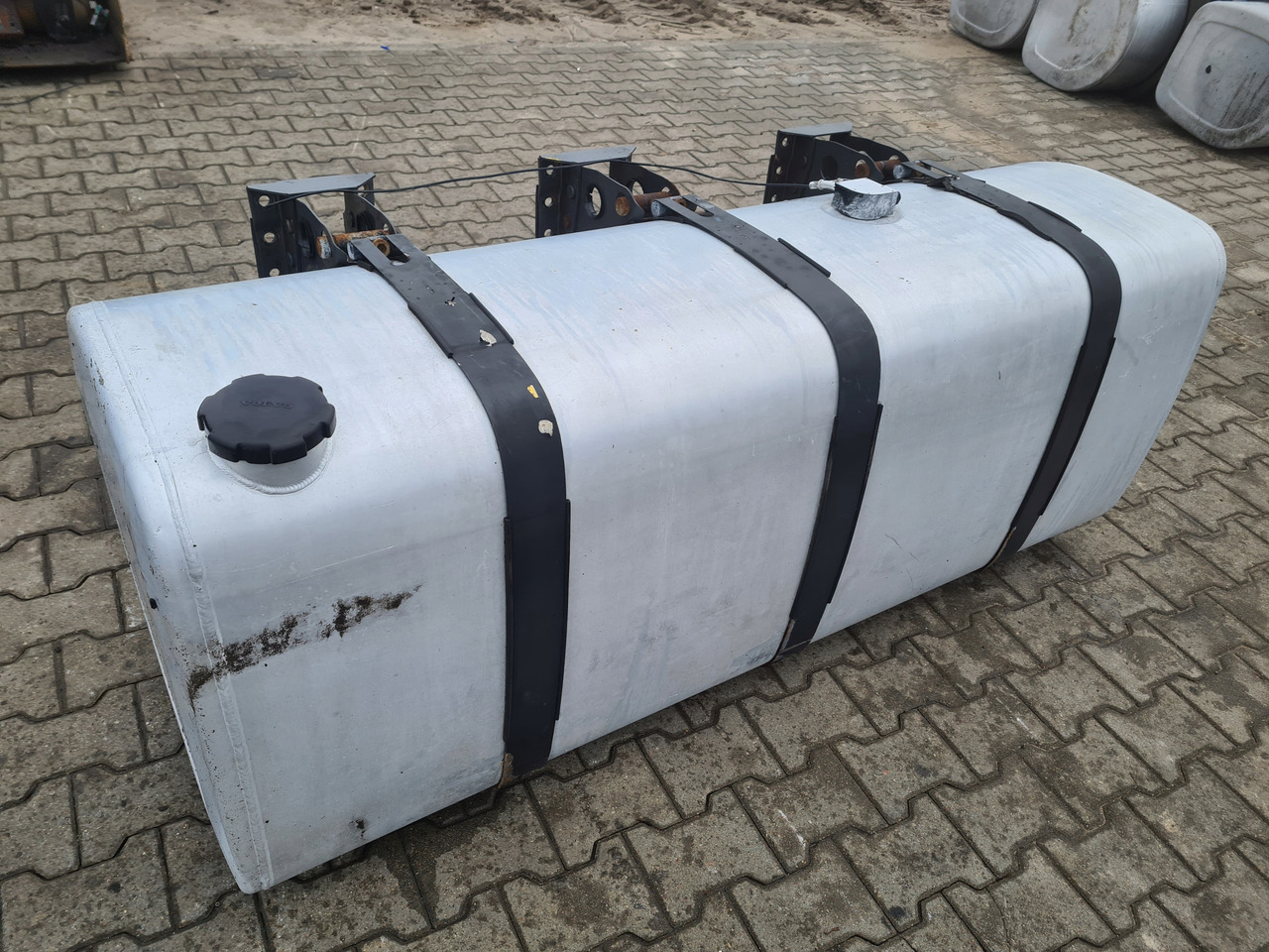 VOLVO ZBIORNIK PALIWA RENAULT PREMIUM MAGNUM DXI GAMA T VOLVO FH 13 4 180X70X70 - Depósito de combustible para Camión: foto 3 VOLVO ZBIORNIK PALIWA RENAULT PREMIUM MAGNUM DXI GAMA T VOLVO FH 13 4 180X70X70 - Depósito de combustible para Camión: foto 3