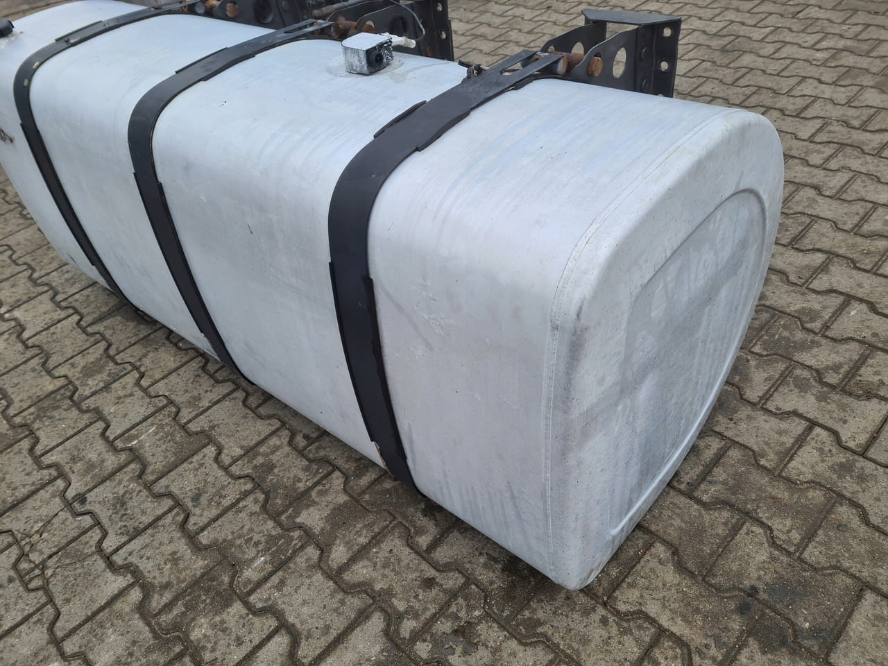 VOLVO ZBIORNIK PALIWA RENAULT PREMIUM MAGNUM DXI GAMA T VOLVO FH 13 4 180X70X70 - Depósito de combustible para Camión: foto 2 VOLVO ZBIORNIK PALIWA RENAULT PREMIUM MAGNUM DXI GAMA T VOLVO FH 13 4 180X70X70 - Depósito de combustible para Camión: foto 2
