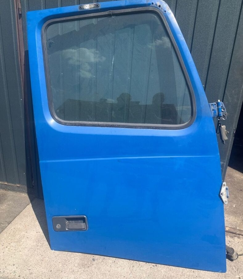 Volvo FH 12 13 - Puerta y piezas para Camión: foto 1 Volvo FH 12 13 - Puerta y piezas para Camión: foto 1